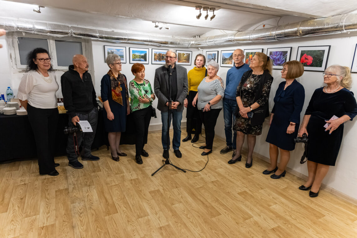 Świat w obiektywie dojrzałości.